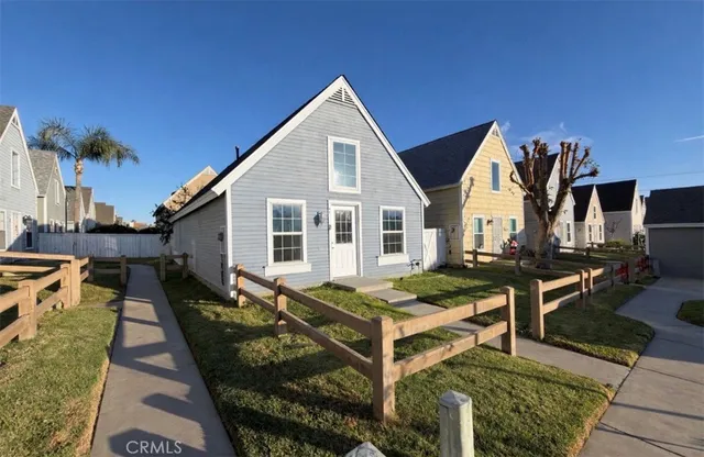 a front view of house with yard outdoor seating and covered with living tub