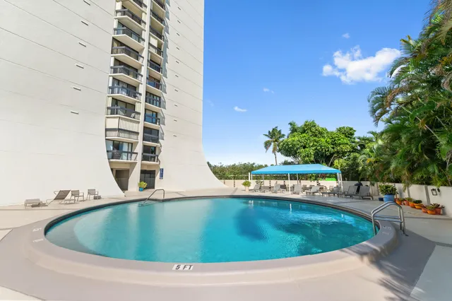 $2,000 | 2400 Presidential Way, Unit 1705, West Palm Beach, FL 33401