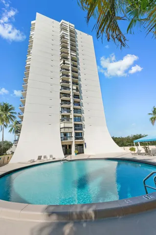$2,000 | 2400 Presidential Way, Unit 1705, West Palm Beach, FL 33401