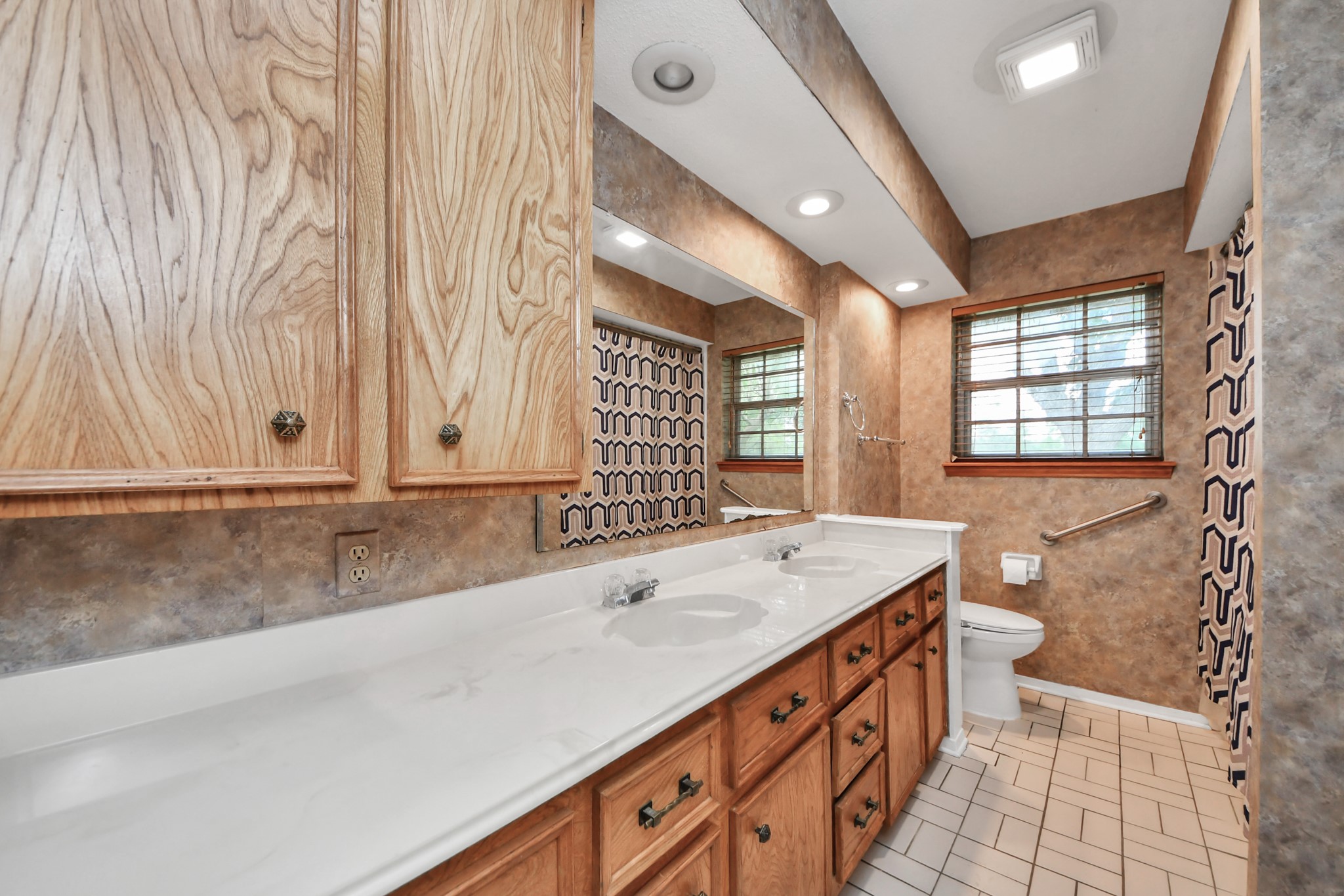 8407 Kirchner Road Manvel, TX 77578 - Photo 19 of 37 Primary Bath