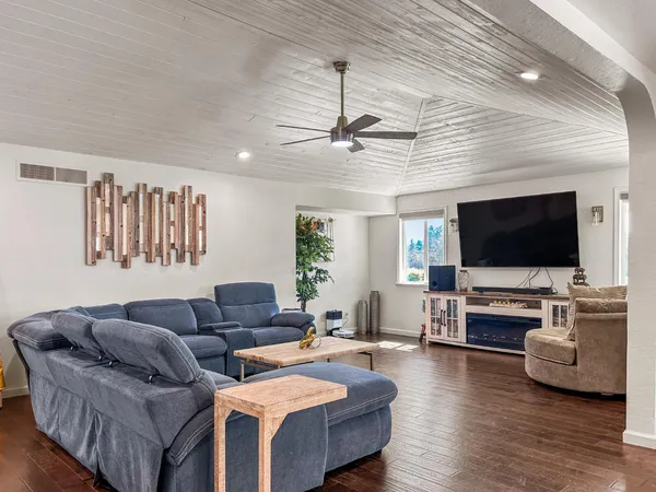 $1,048,000 | 8099 East Nees Avenue, Clovis, CA 93619