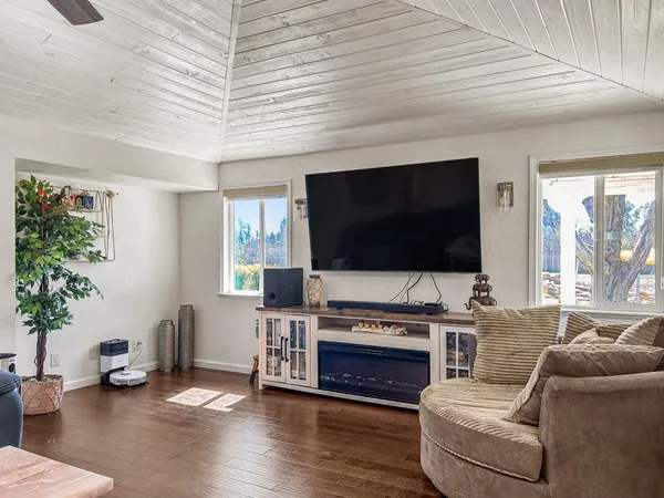 $1,048,000 | 8099 East Nees Avenue, Clovis, CA 93619