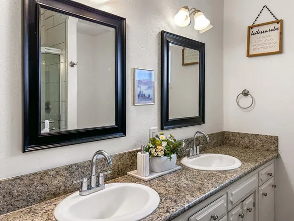 $1,048,000 | 8099 East Nees Avenue, Clovis, CA 93619