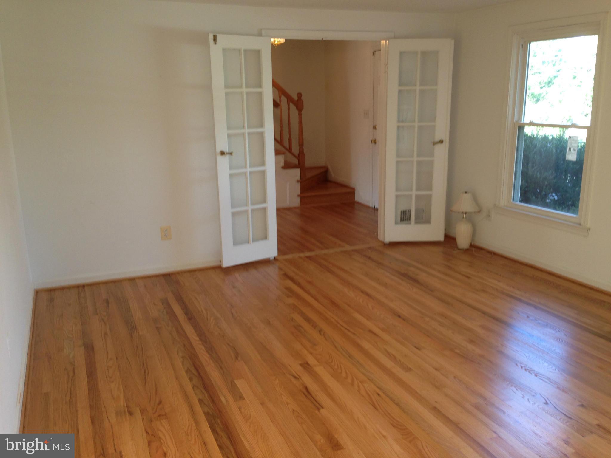 12321 Falls Road Potomac, MD 20854 - Photo 8 of 30 Living Room