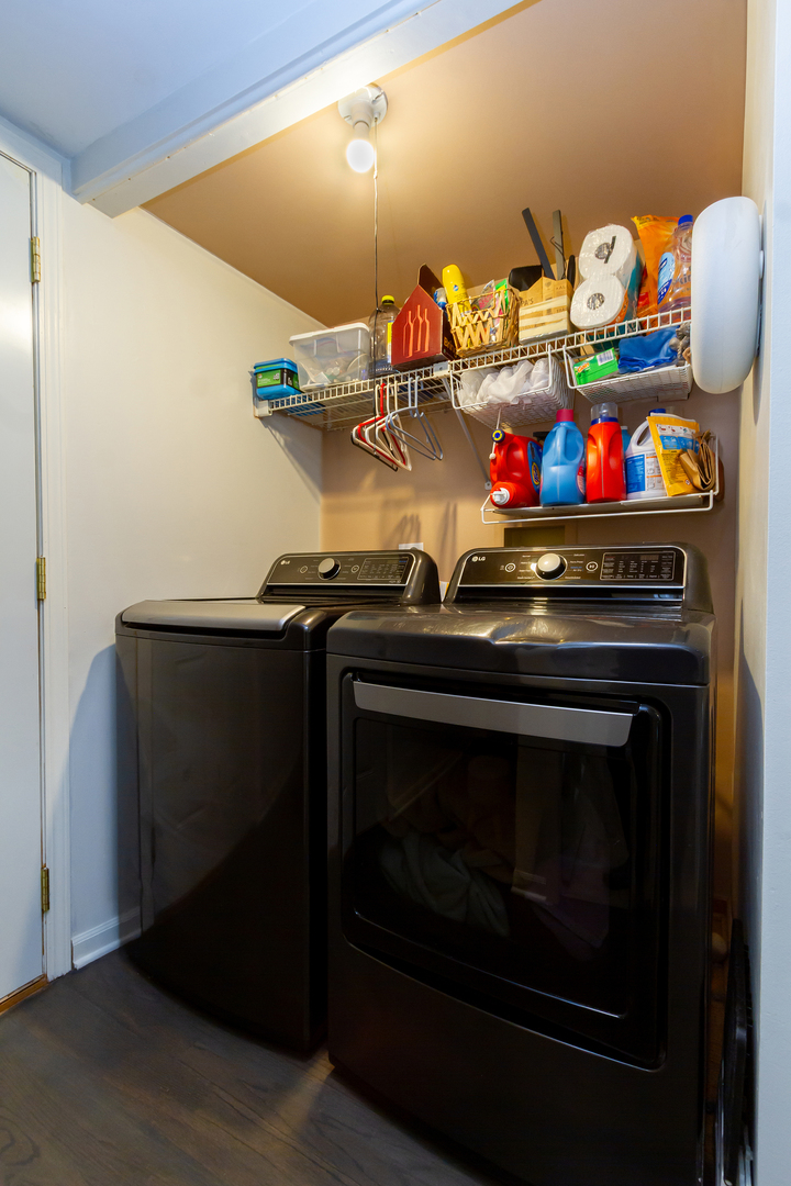 1734 Somerfield Lane Crystal Lake, IL 60014 - Photo 15 of 25 a stove top oven sitting inside of a kitchen