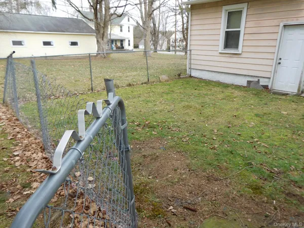 a view of a backyard