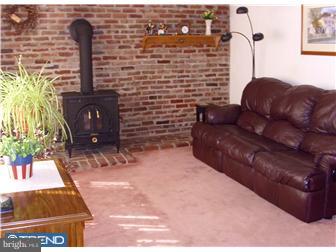 721 Dunmore Road Philadelphia, PA 19115 - Photo 5 of 12 Living Room