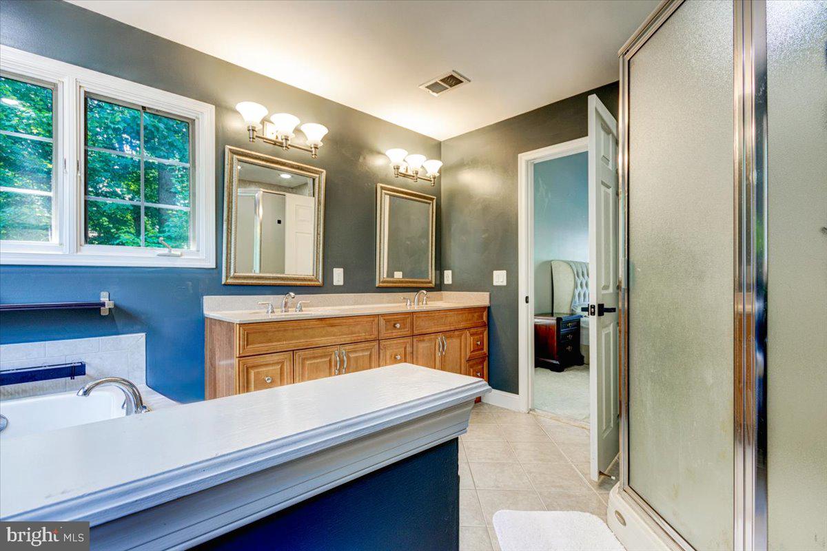 12581 Curling Road Manassas, VA 20112 - Photo 35 of 53 Main Suite Bath