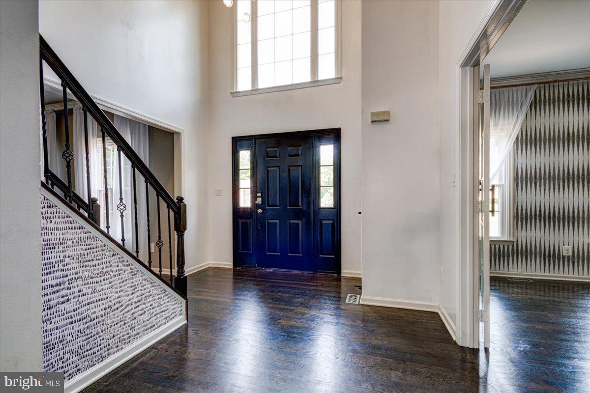 12581 Curling Road Manassas, VA 20112 - Photo 7 of 53 Front Foyer