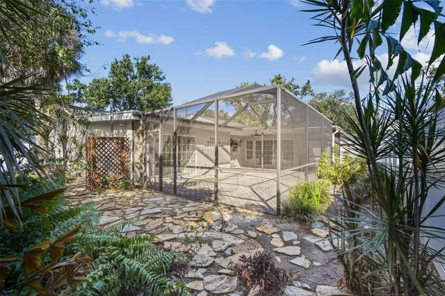 a view of a backyard