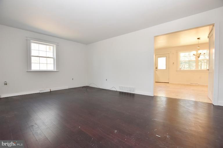 607 Hurffville - Cross Keys Road Sewell, NJ 08080 - Photo 6 of 17 Living Room