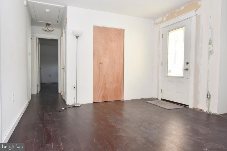 607 Hurffville - Cross Keys Road Sewell, NJ 08080 - Photo 7 of 17 Living Room