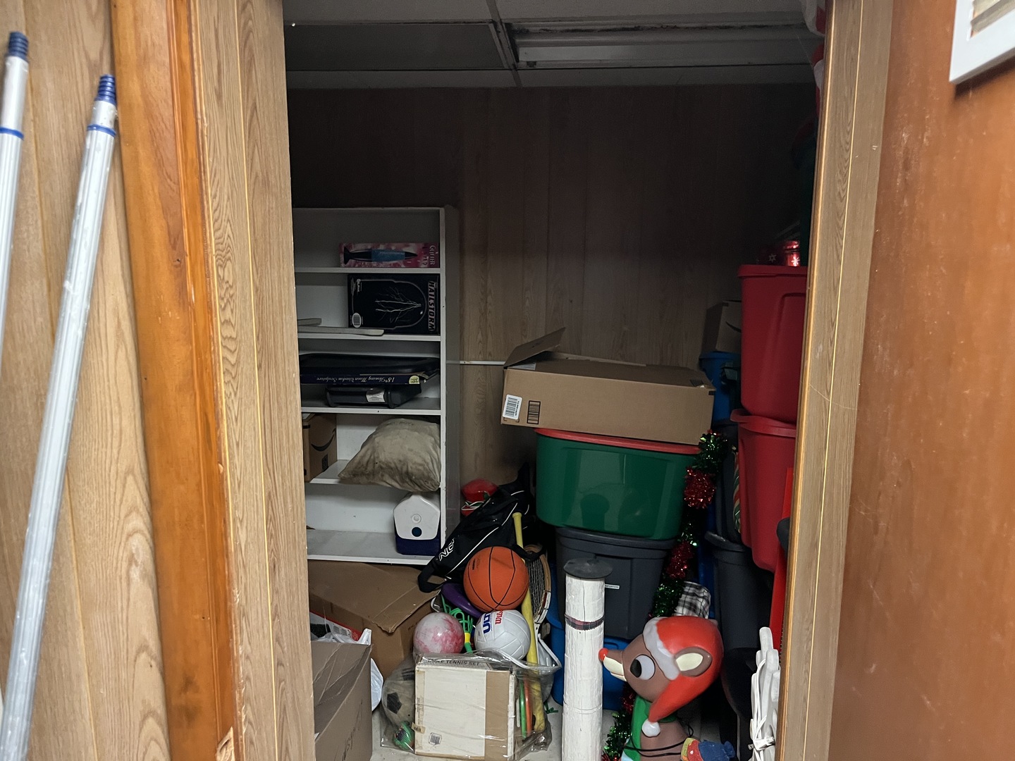 718 Plainfield Road Joliet, IL 60435 - Photo 23 of 28 a living room with a table and chairs