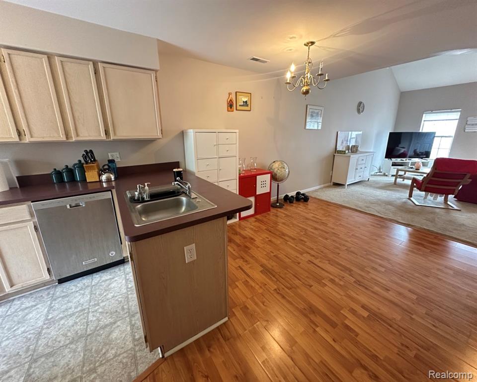 7 Georgetown Court Dearborn, MI 48126 - Photo 8 of 25