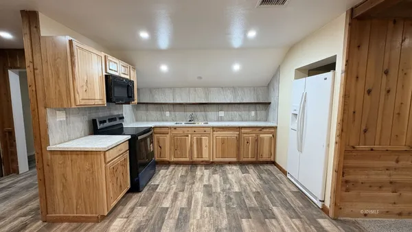 $2,200 | 54141 Pine Crest Avenue, Unit B, Idyllwild, CA 92549