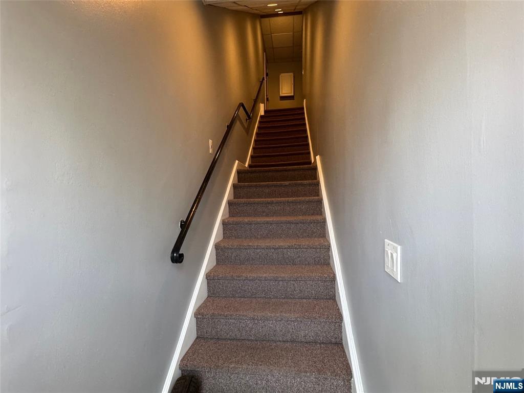 196-rock Rock Road, Unit 2A Glen Rock, NJ 07452 - Photo 3 of 26 a view of entryway