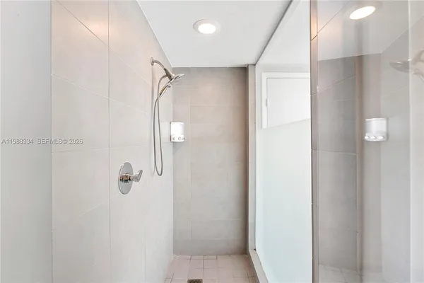 $4,700 | 92 Southwest 3rd Street, Unit 4702, Miami, FL 33130