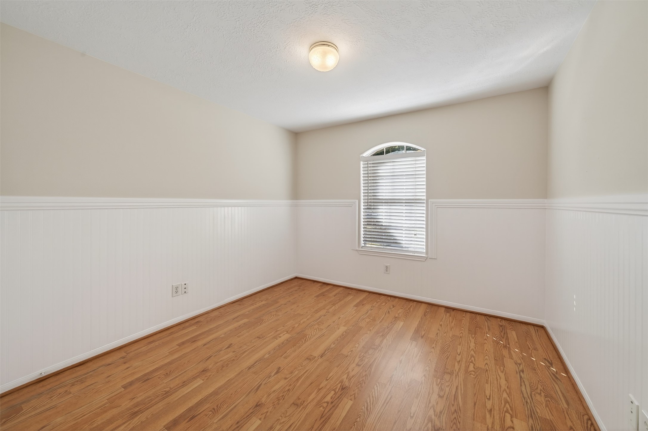 31302 Perlican Drive Spring, TX 77386 - Photo 16 of 22 2ndary bathroom. Updated lighting fixtures.