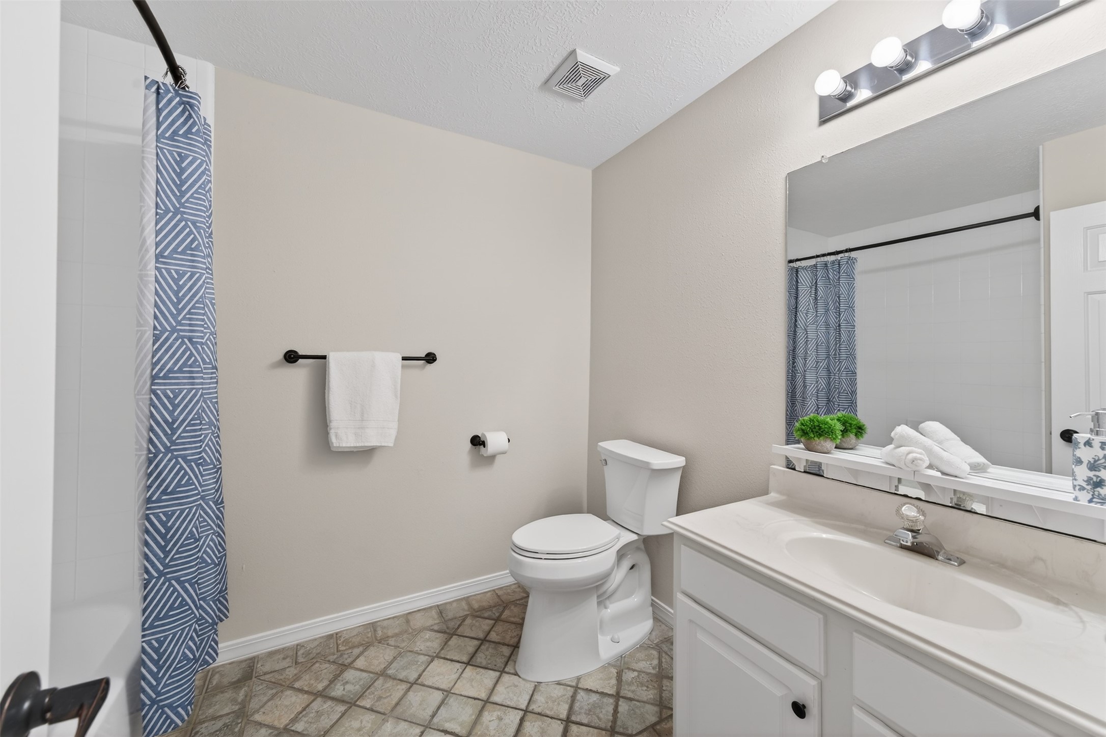 31302 Perlican Drive Spring, TX 77386 - Photo 17 of 22 2ndary bathroom. Updated hardware.