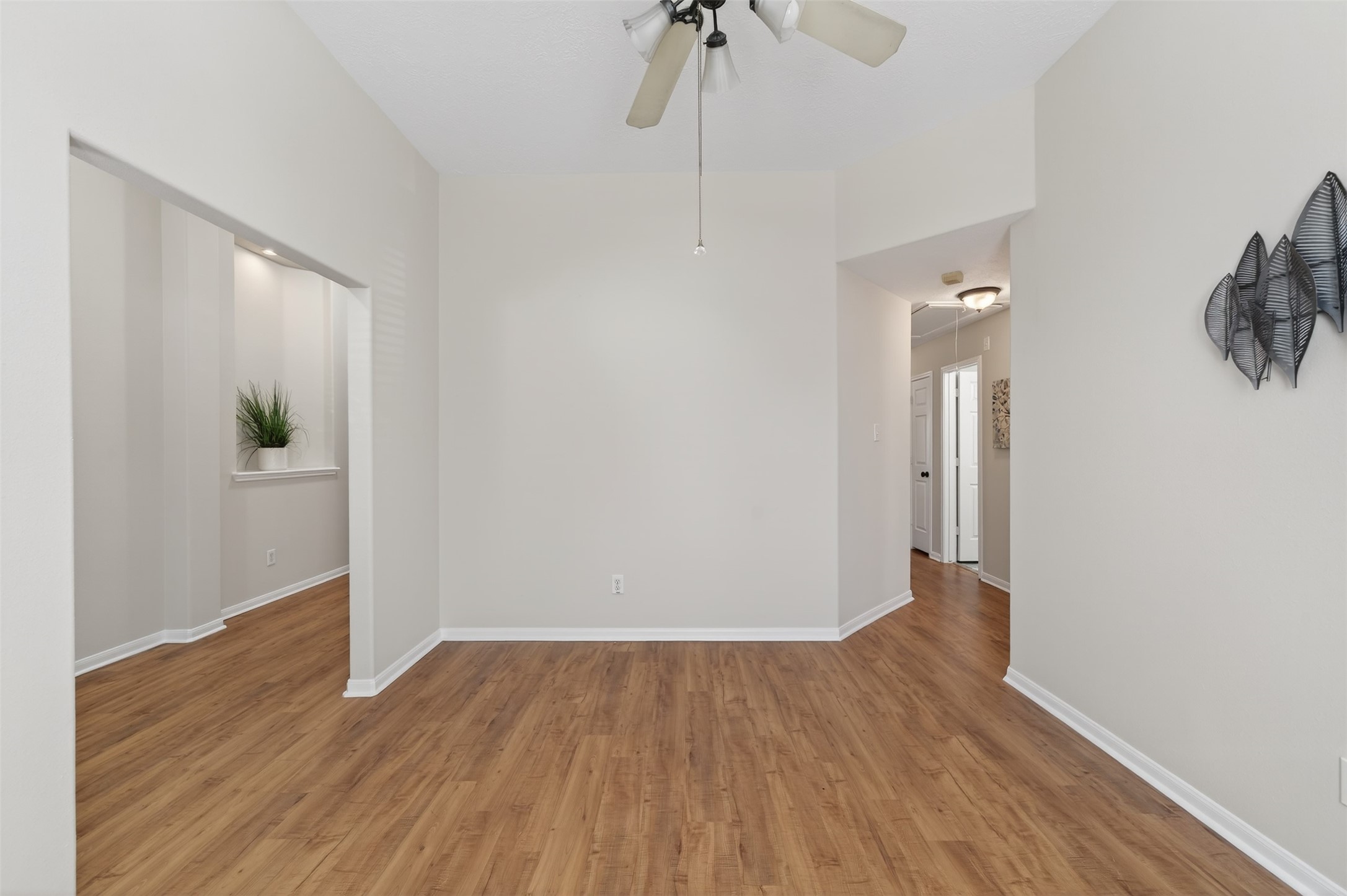 31302 Perlican Drive Spring, TX 77386 - Photo 5 of 22 See how this room connects to both hallways.