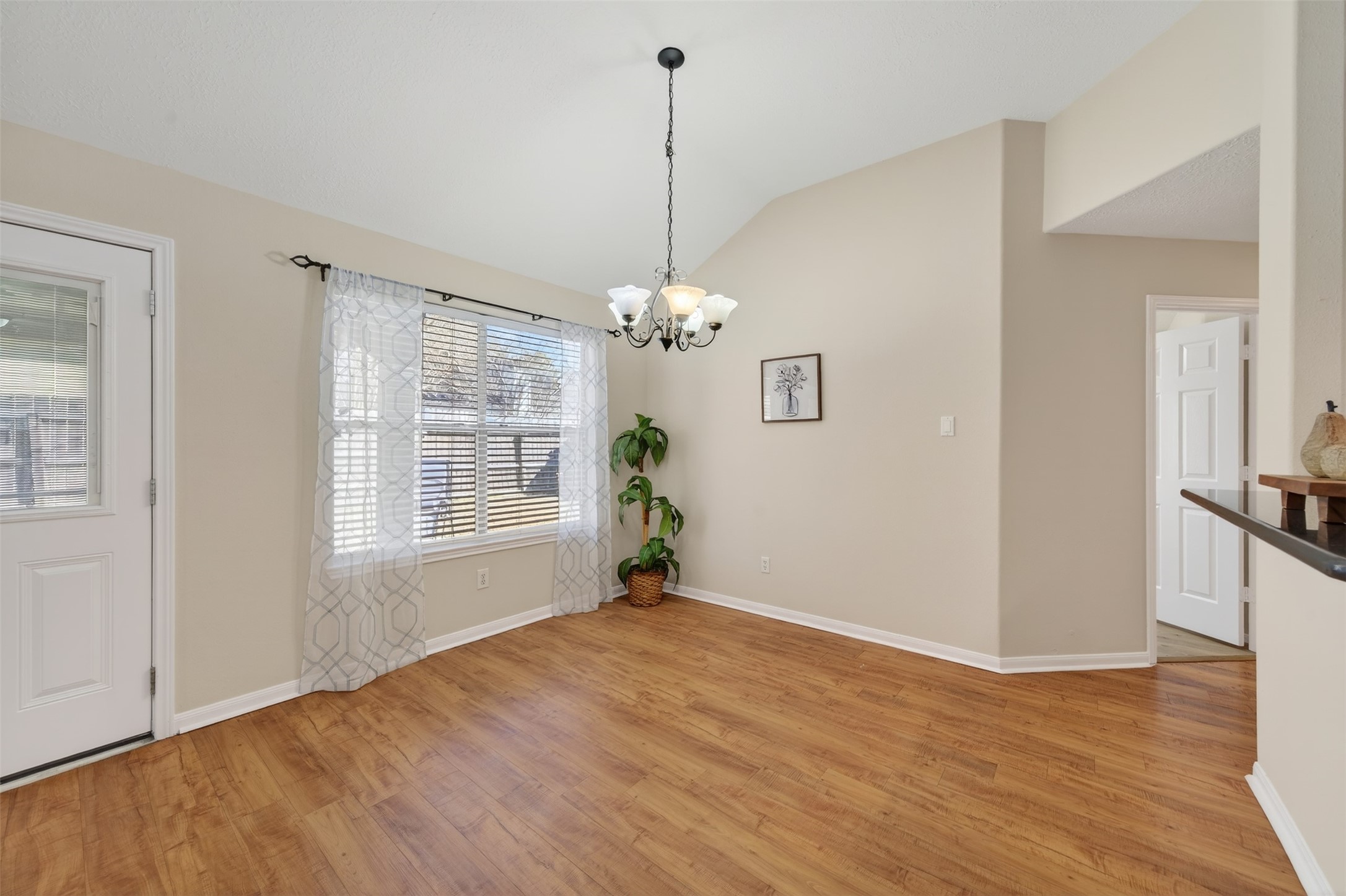 31302 Perlican Drive Spring, TX 77386 - Photo 8 of 22 Breakfast nook adjacent to the high top bar and with view to the backyard.