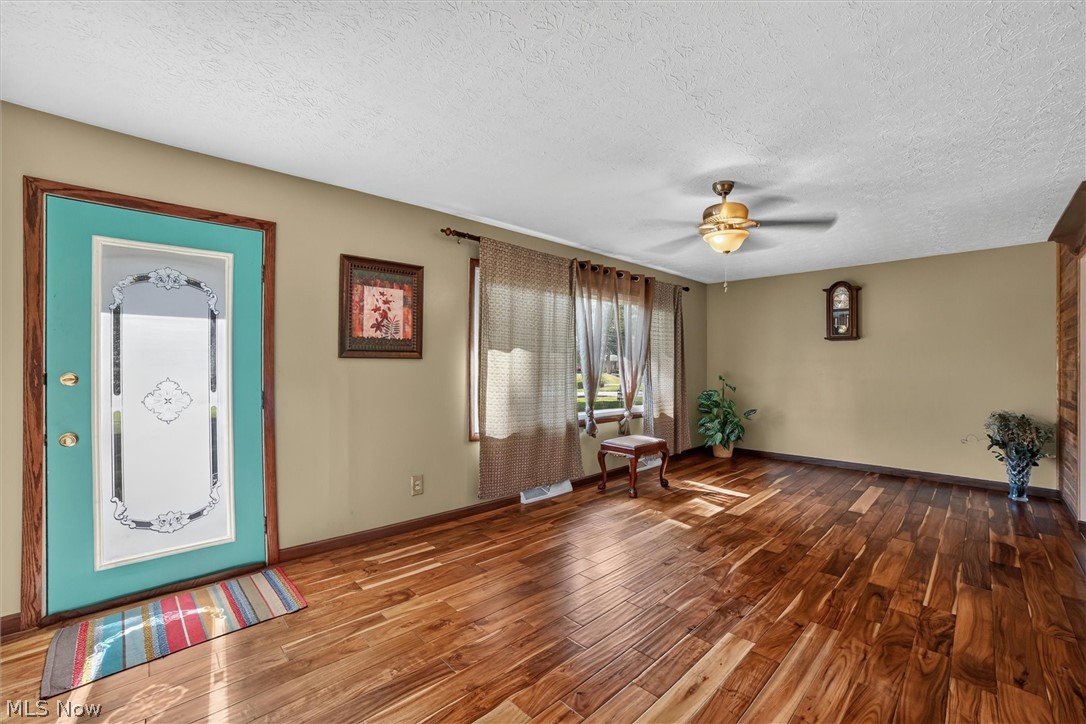 5862 Canterbury Road New Franklin, OH 44319 - Photo 5 of 45 Spacious living room with ceiling fan