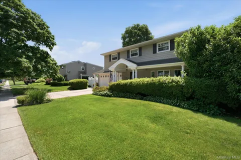 $974,999 | 8 Griggs Drive, Greenlawn, NY 11740
