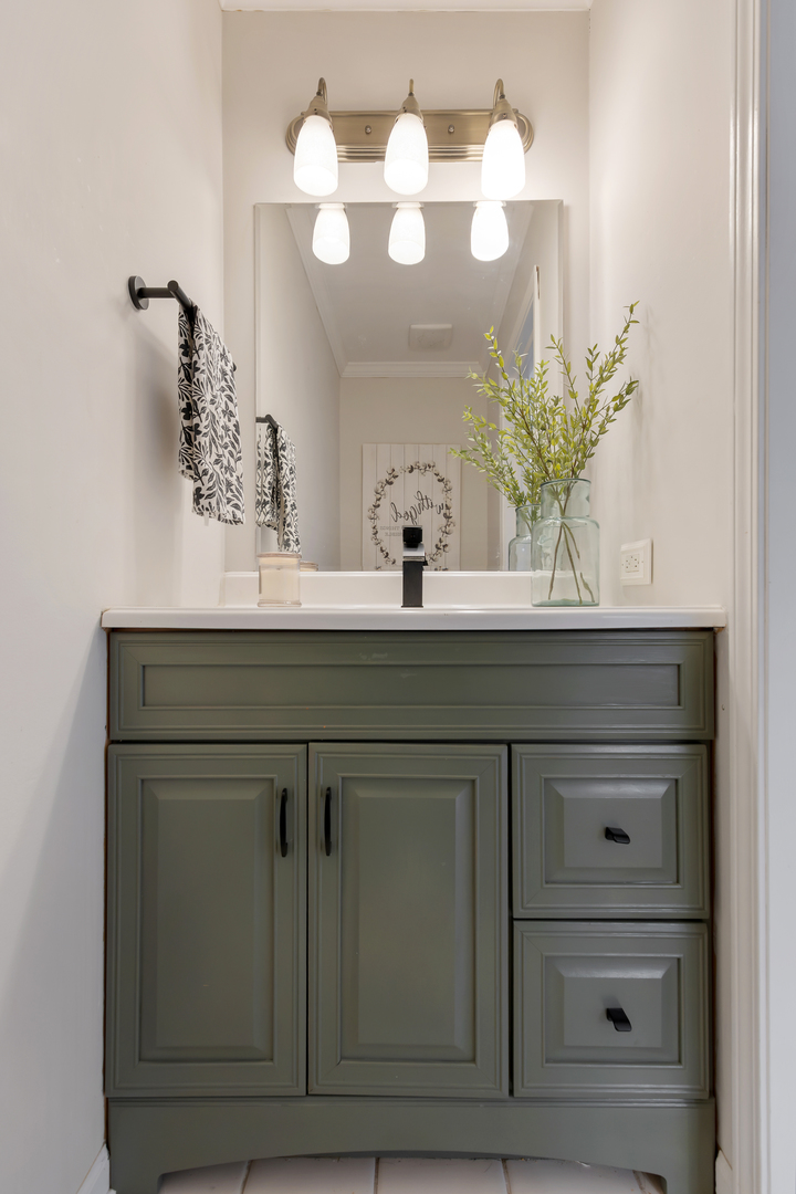 1971 Peach Tree Lane Algonquin, IL 60102 - Photo 11 of 30 a bathroom with a sink and a mirror