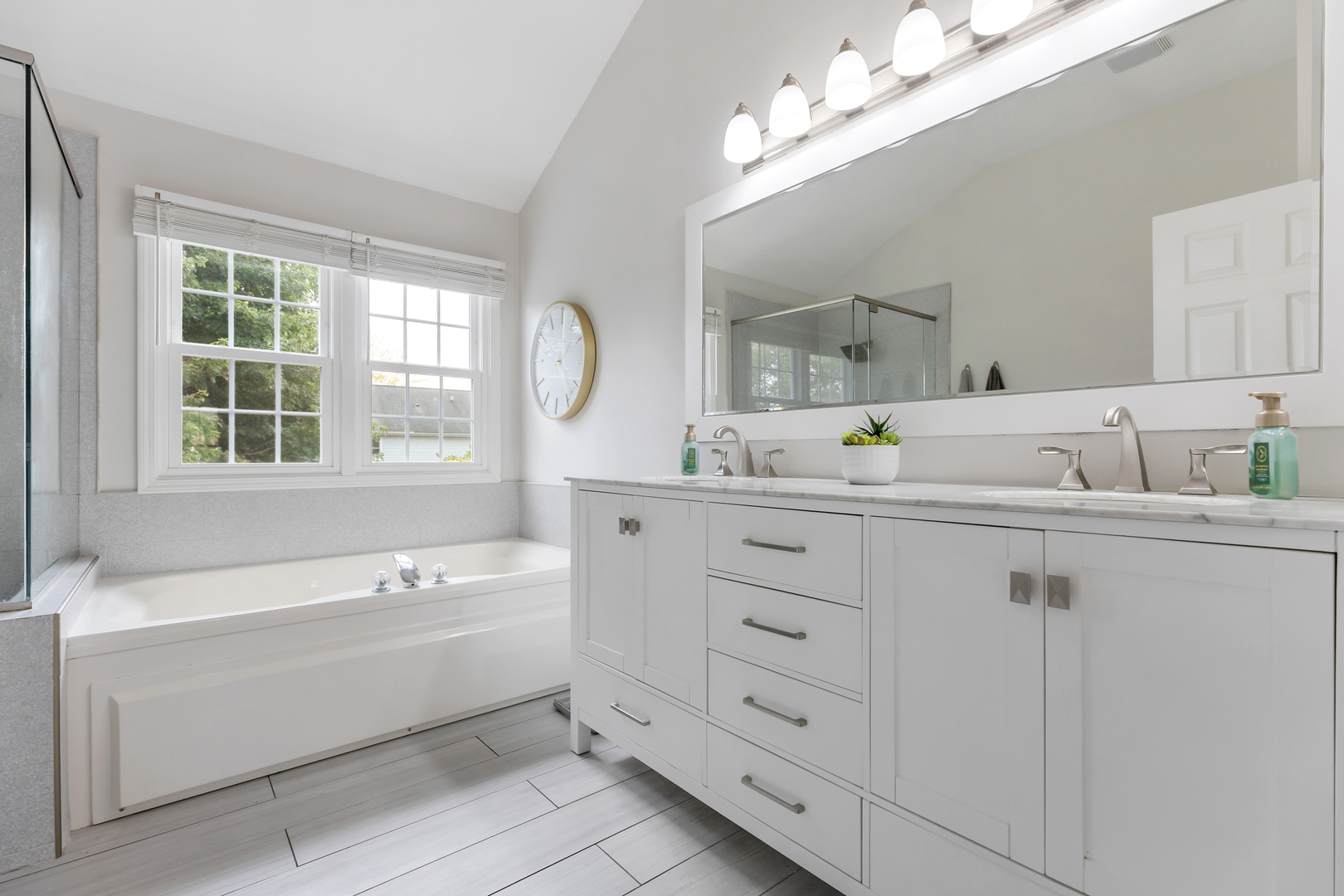1971 Peach Tree Lane Algonquin, IL 60102 - Photo 14 of 30 a bathroom with a tub a sink and mirror
