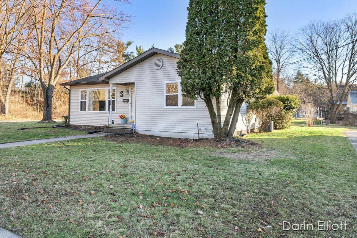 847 Harrison Street Belding, MI 48809 - Photo 3 of 28 IMG_1001