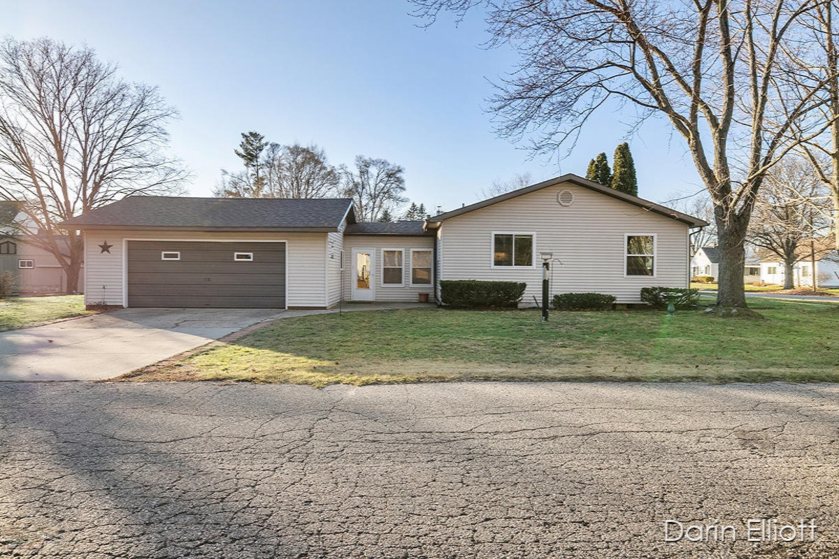847 Harrison Street Belding, MI 48809 - Photo 4 of 28 IMG_1025