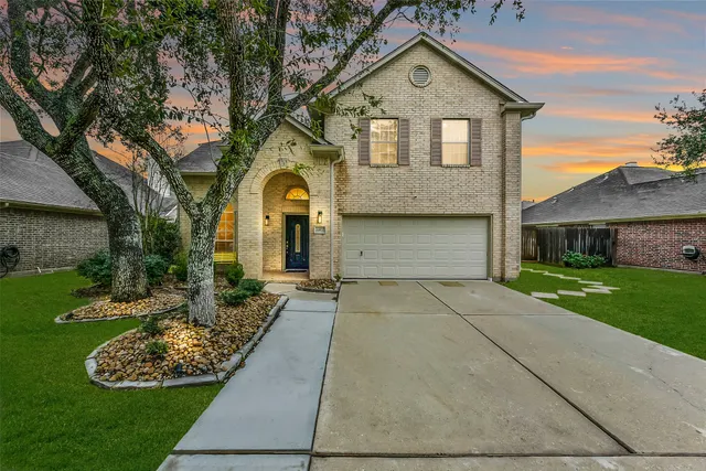 $392,500 | 1107 Sunset Lakes Drive, Pearland, TX 77581