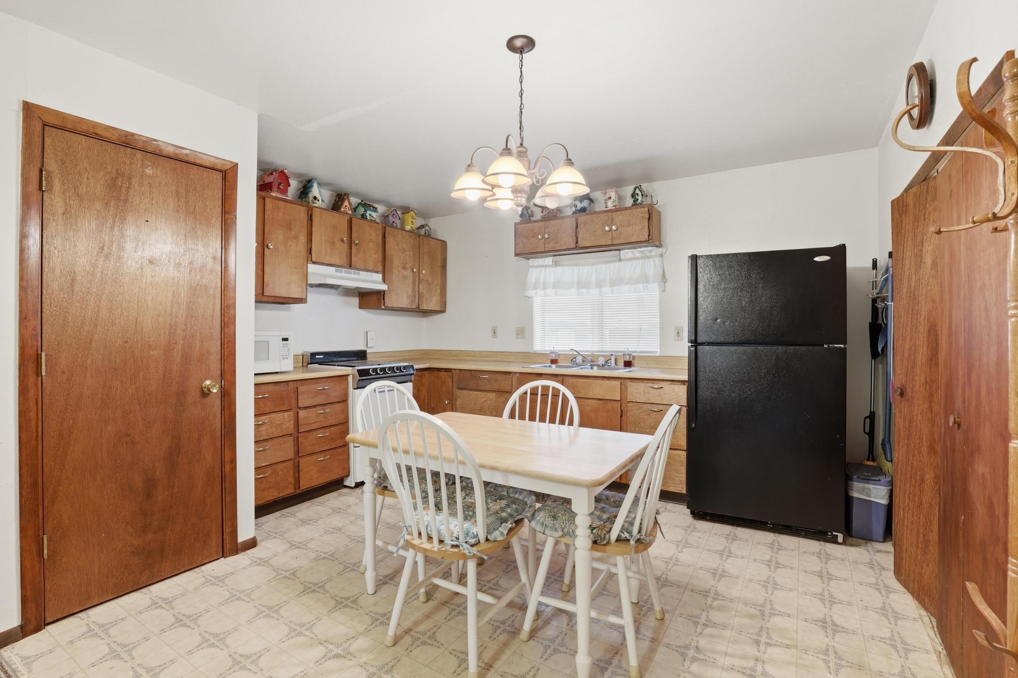 223 Thompson Road Payson, AZ 85541 - Photo 12 of 22 a kitchen with stainless steel appliances granite countertop a refrigerator and a sink