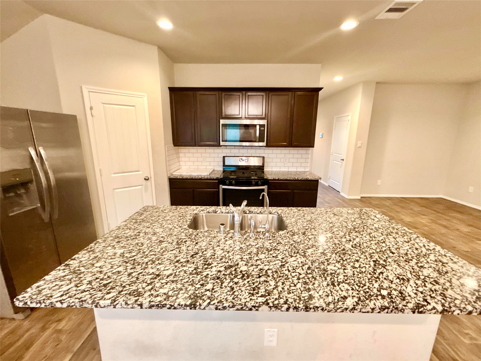 846 Autumn Flats Way Rosharon, TX 77583 - Photo 12 of 27 Stainless steel accessories and finishings