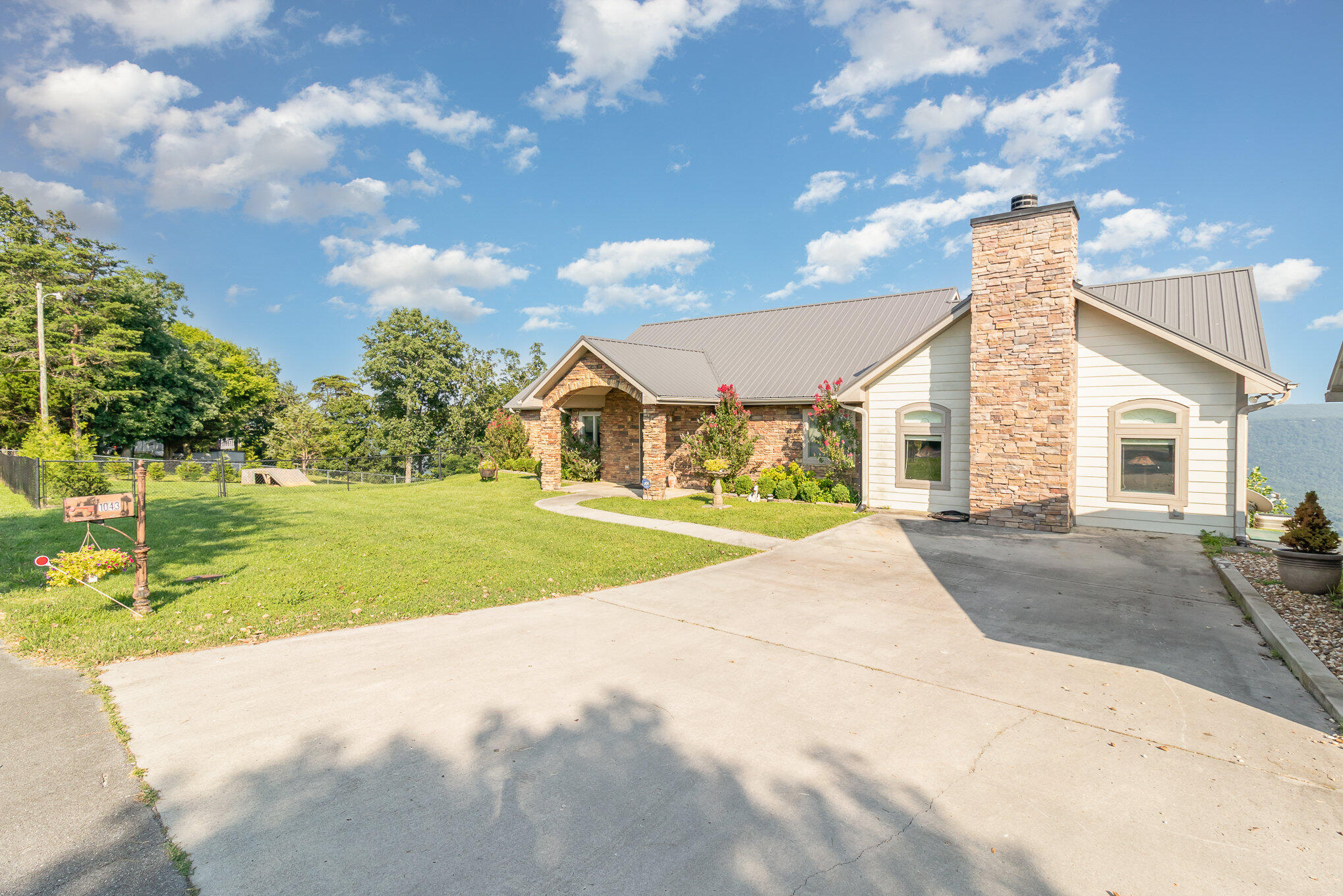 1043 Sunset Drive Rising Fawn, GA 30738 - Photo 3 of 59 2