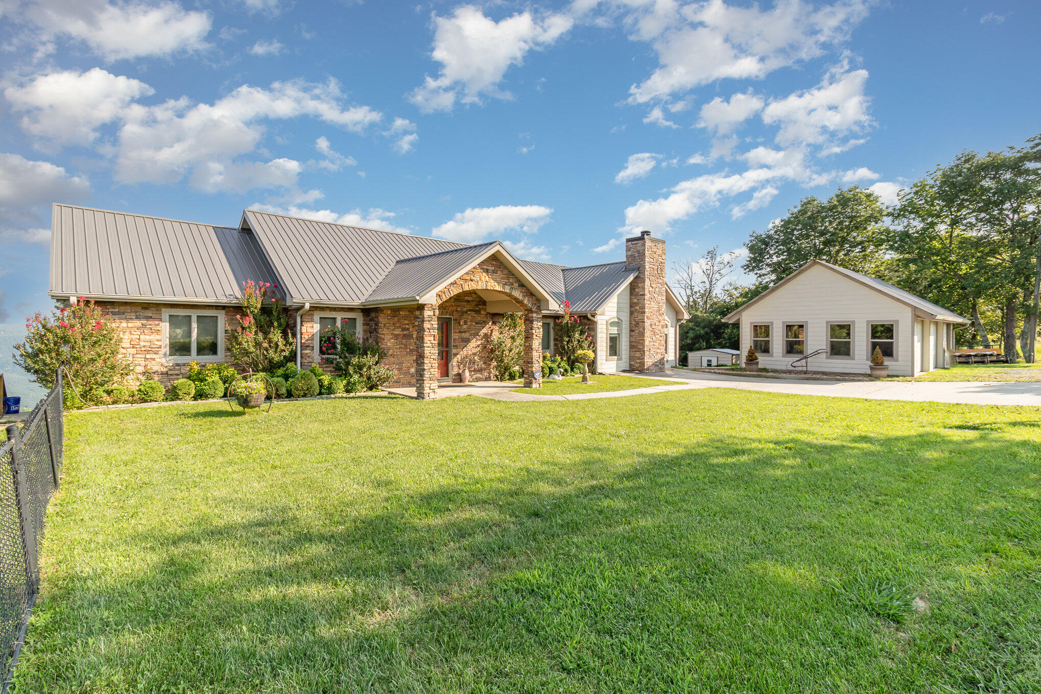 1043 Sunset Drive Rising Fawn, GA 30738 - Photo 5 of 59 4