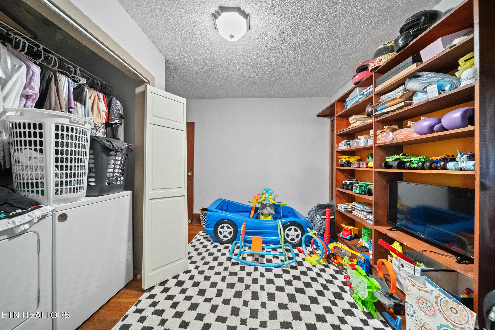 4303 Pleasant Ridge Road Knoxville, TN 37912 - Photo 14 of 23 BEDROOM 3