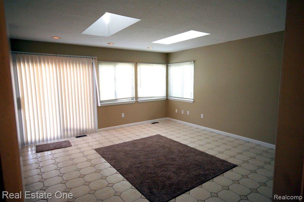 2308 North Vassar Road Davison, MI 48423 - Photo 4 of 12 Family Room.jpg