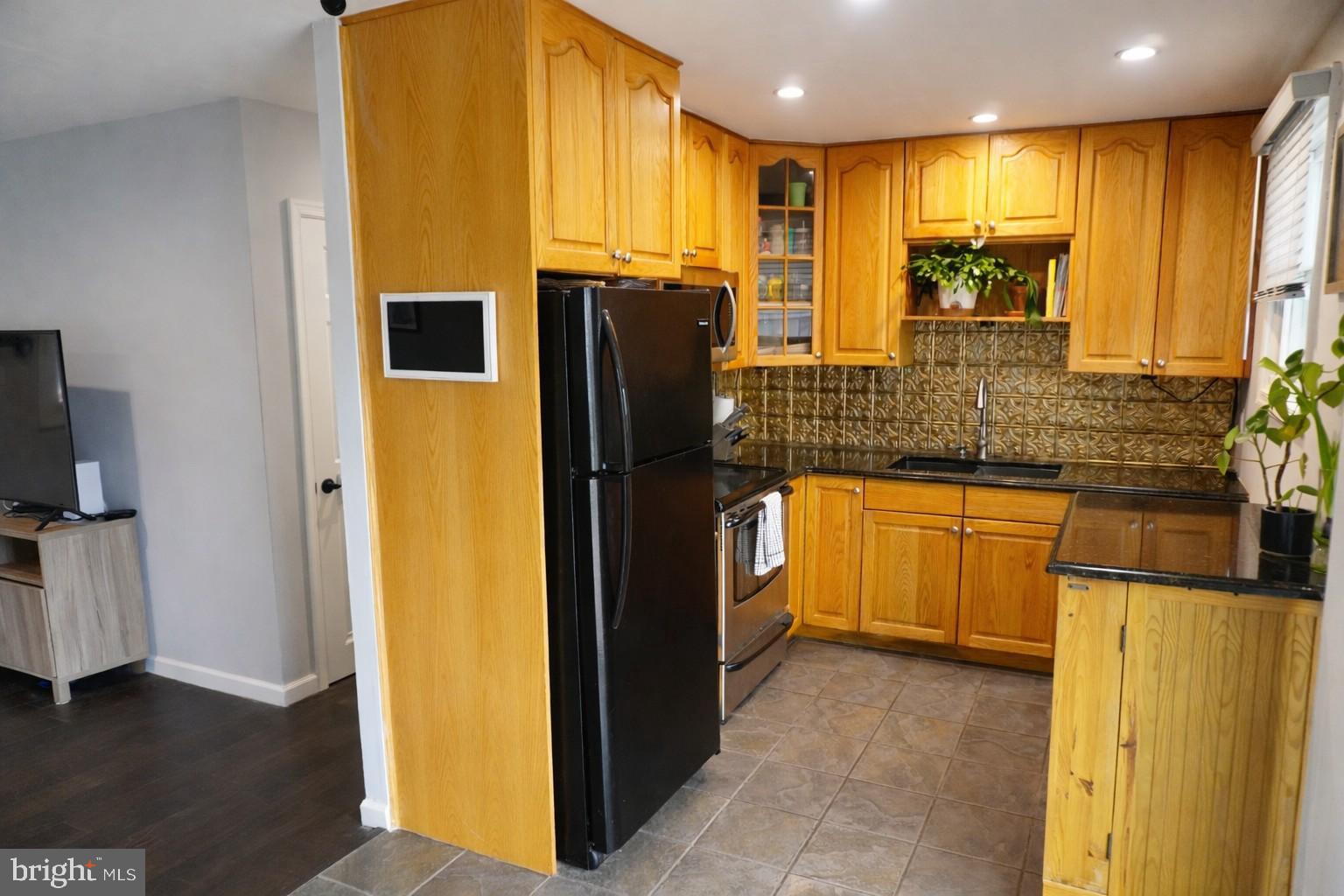 103 Tuscany Road Aston, PA 19014 - Photo 5 of 11 Charming kitchen with oak cabinets.