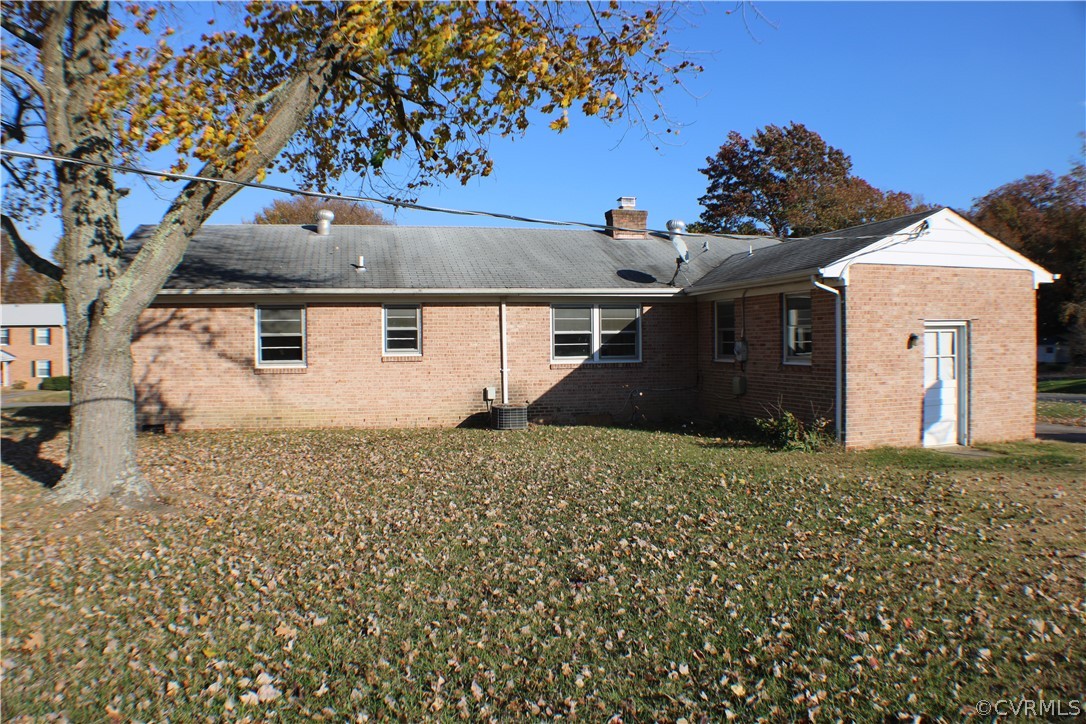 8132 Concho Road North Chesterfield, VA 23237 - Photo 29 of 32 a front view of a house with a garden