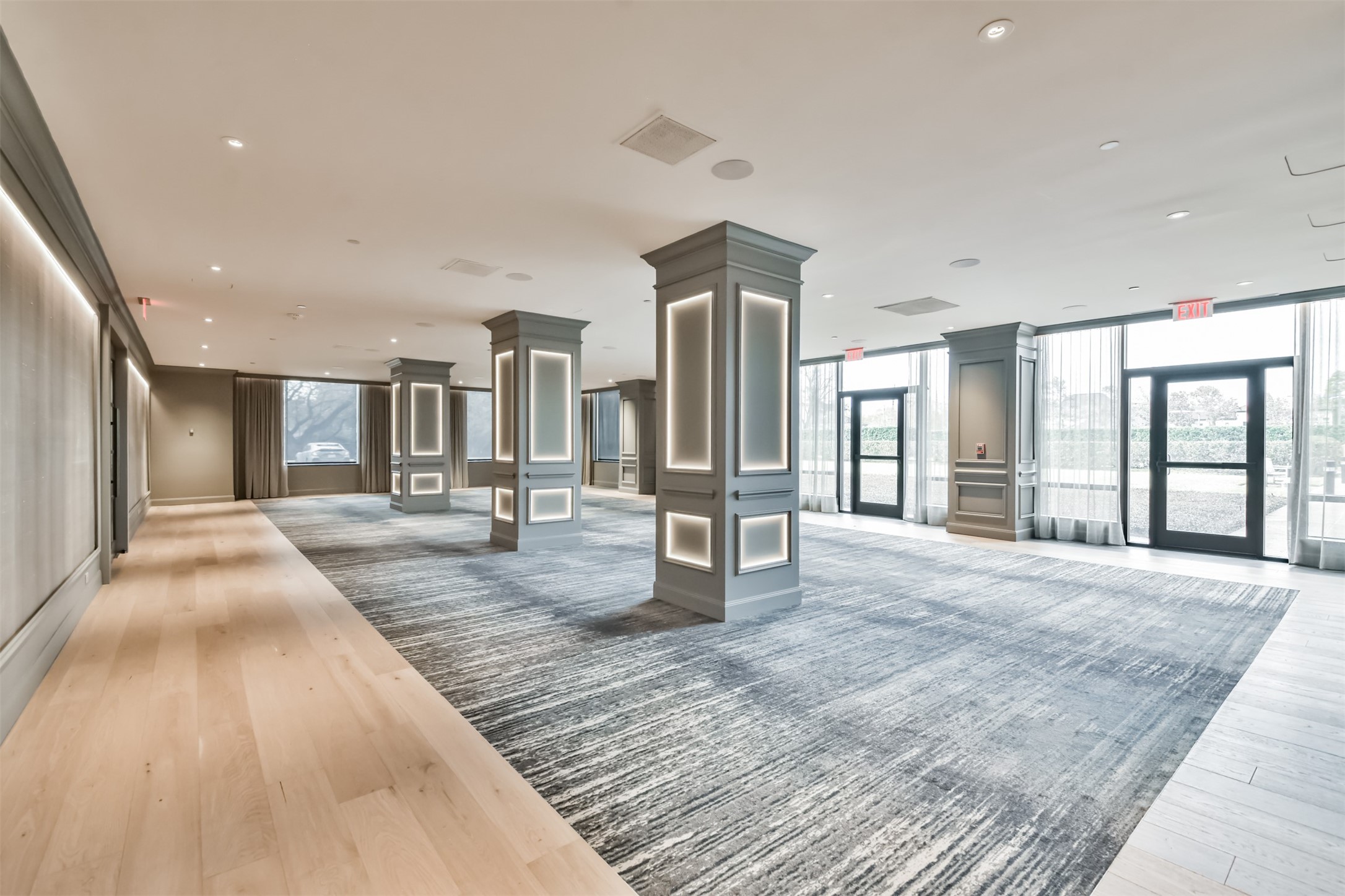 5100 San Felipe Street, Unit 164 Houston, TX 77056 - Photo 24 of 30 a spacious bedroom with a large bed and large windows