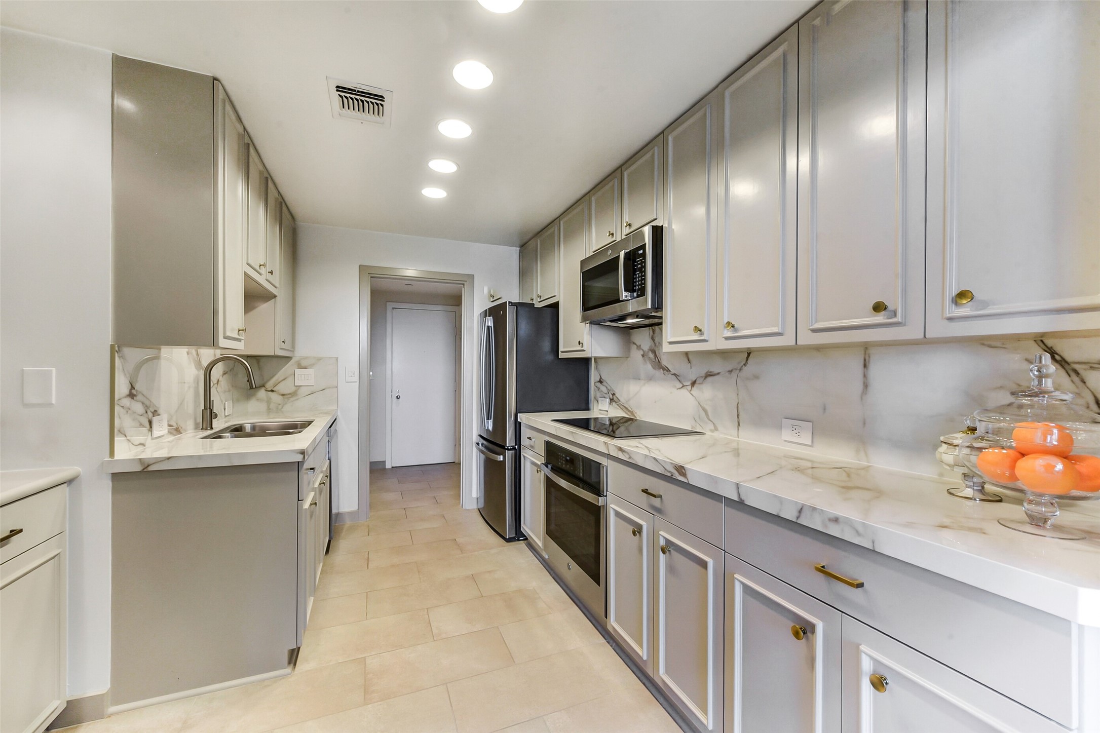 5100 San Felipe Street, Unit 164 Houston, TX 77056 - Photo 3 of 30 a kitchen with stainless steel appliances granite countertop a sink stove and refrigerator