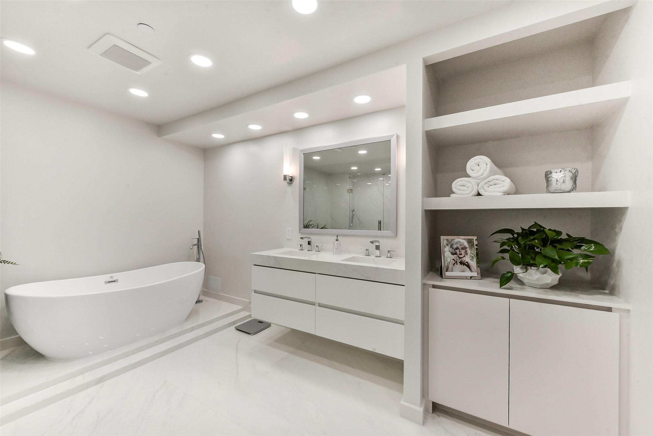 5100 San Felipe Street, Unit 164 Houston, TX 77056 - Photo 6 of 30 a bathroom with a bathtub sink and mirror