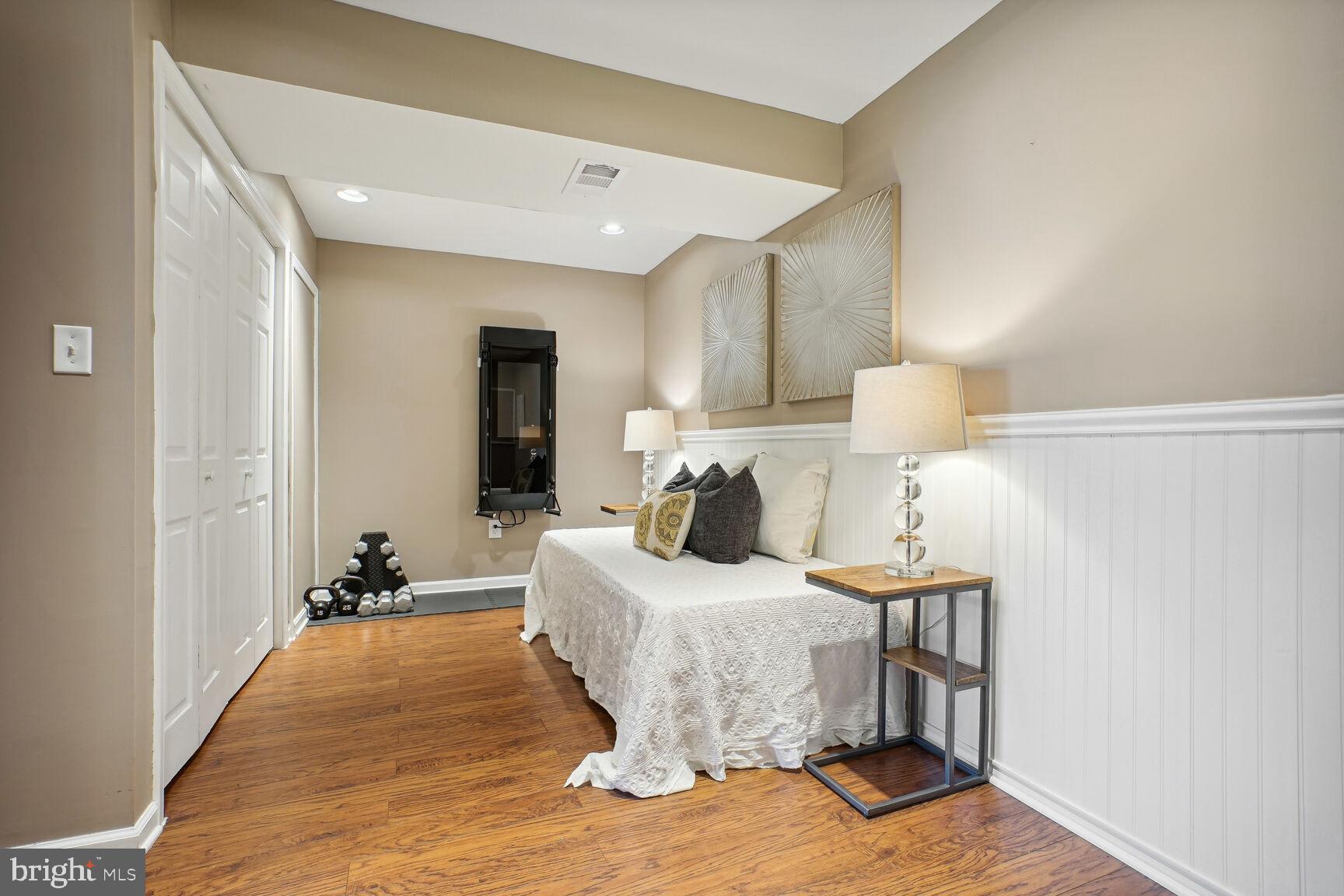 7814 Fort Hunt Road Alexandria, VA 22308 - Photo 20 of 30 4th Bedroom with Window
