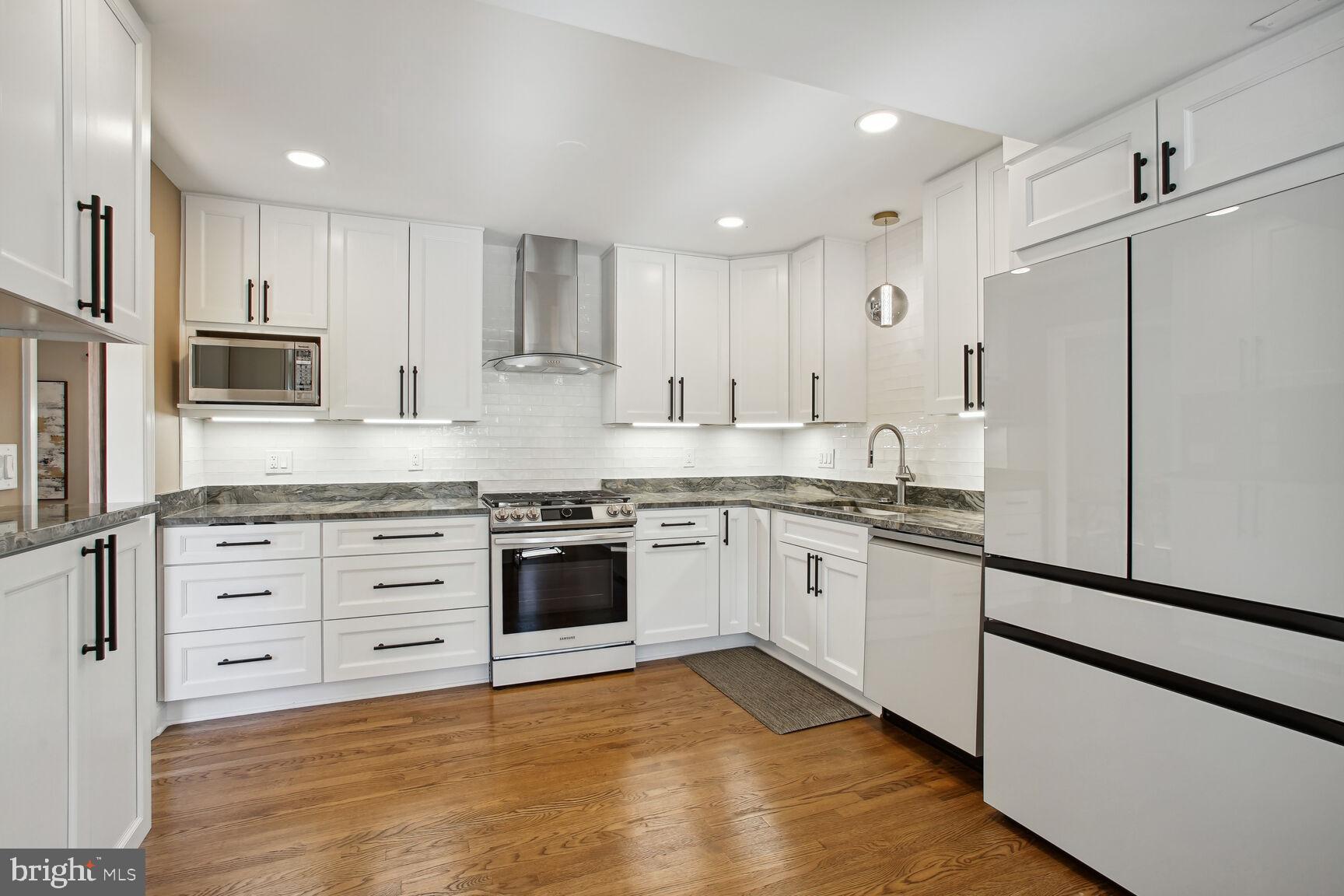 7814 Fort Hunt Road Alexandria, VA 22308 - Photo 8 of 30 High-End Kitchen