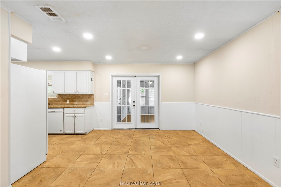 4403 Robinhood Circle Bryan, TX 77803 - Photo 6 of 19 a big room with natural light
