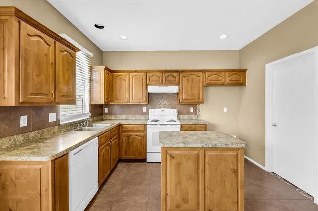 $2,000 | 1217 Foxtail Lane, Crowley, TX 76036