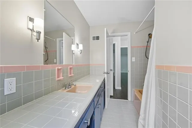 $300,000 | 7634 Charlotte Street, Kansas City, MO 64131