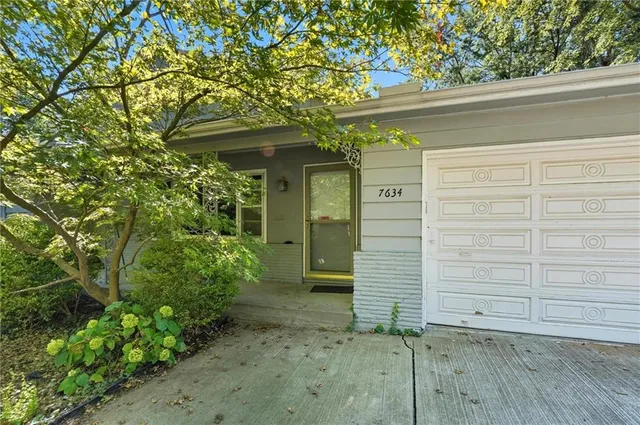 $300,000 | 7634 Charlotte Street, Kansas City, MO 64131