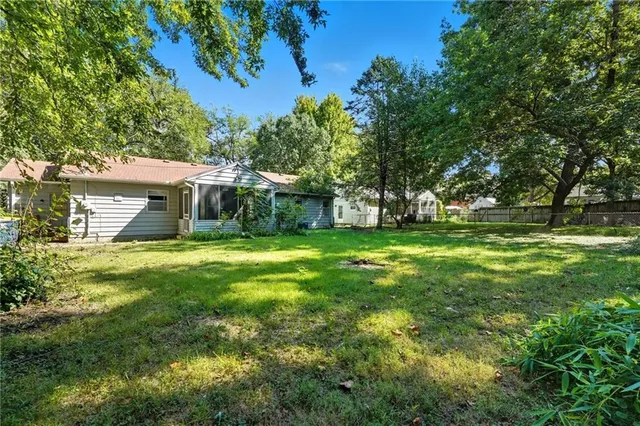 $300,000 | 7634 Charlotte Street, Kansas City, MO 64131